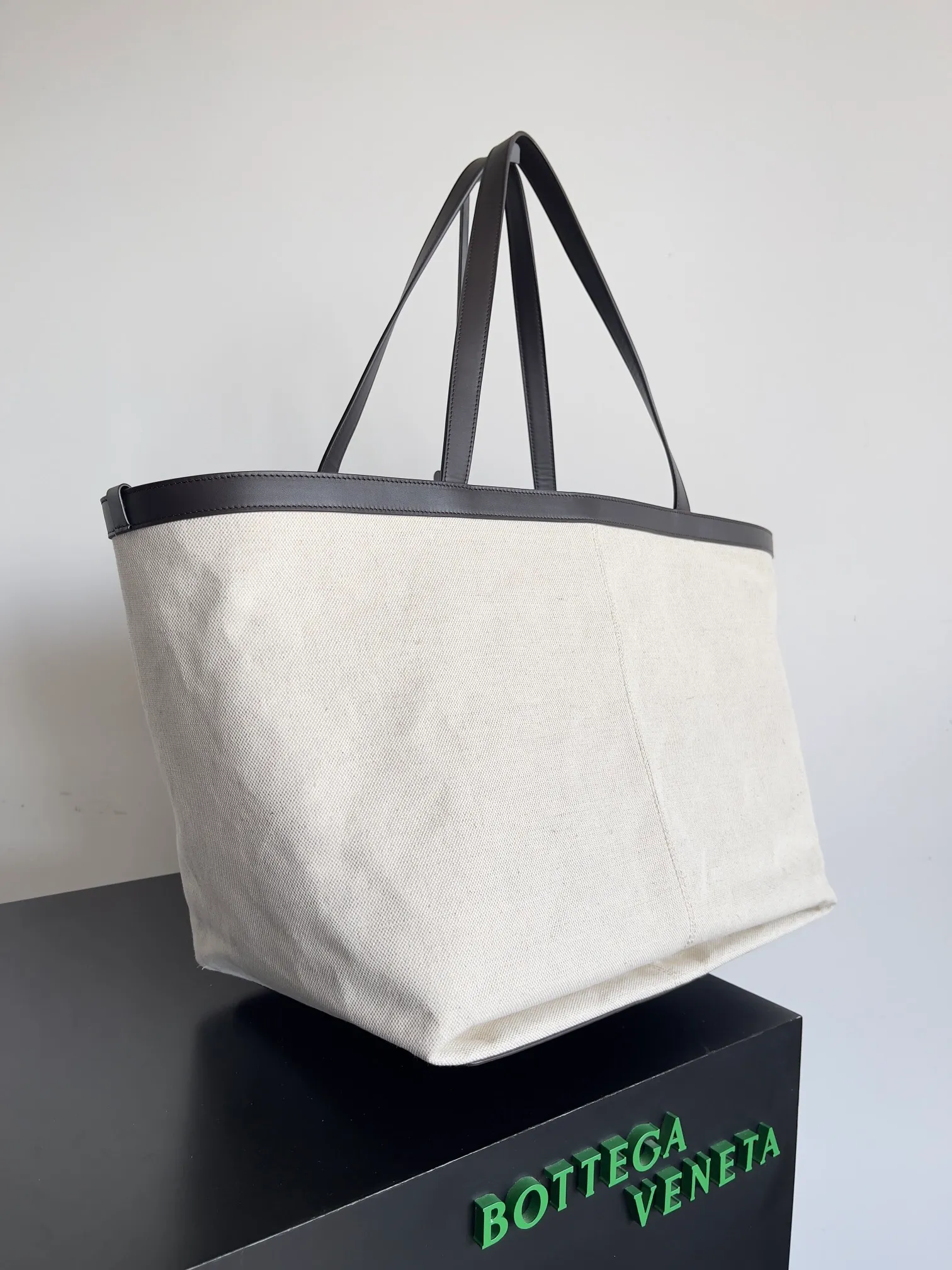 Batch 1960 BV 2023 Early Autumn New Tote Handbag Flip Flap || Deconstructing the classic, the most simple and utilitarian item, it can also have dual styles. Woven pockets 🉑 inside and outside folding, really cool, simple and utilitarian item, a must-have for travel, commuting, traveling, and taking care of a baby. Xiaohongshu's hot style, the appearance is retro and fashionable, not inferior to the full leather model at all. Style number: 754915 Size: 60*27*33cm